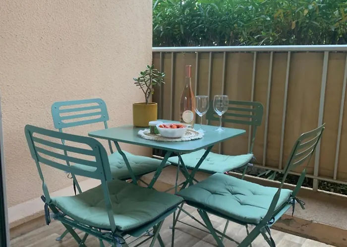 Climatise Avec Wifi Au Calme Sur Le Port.